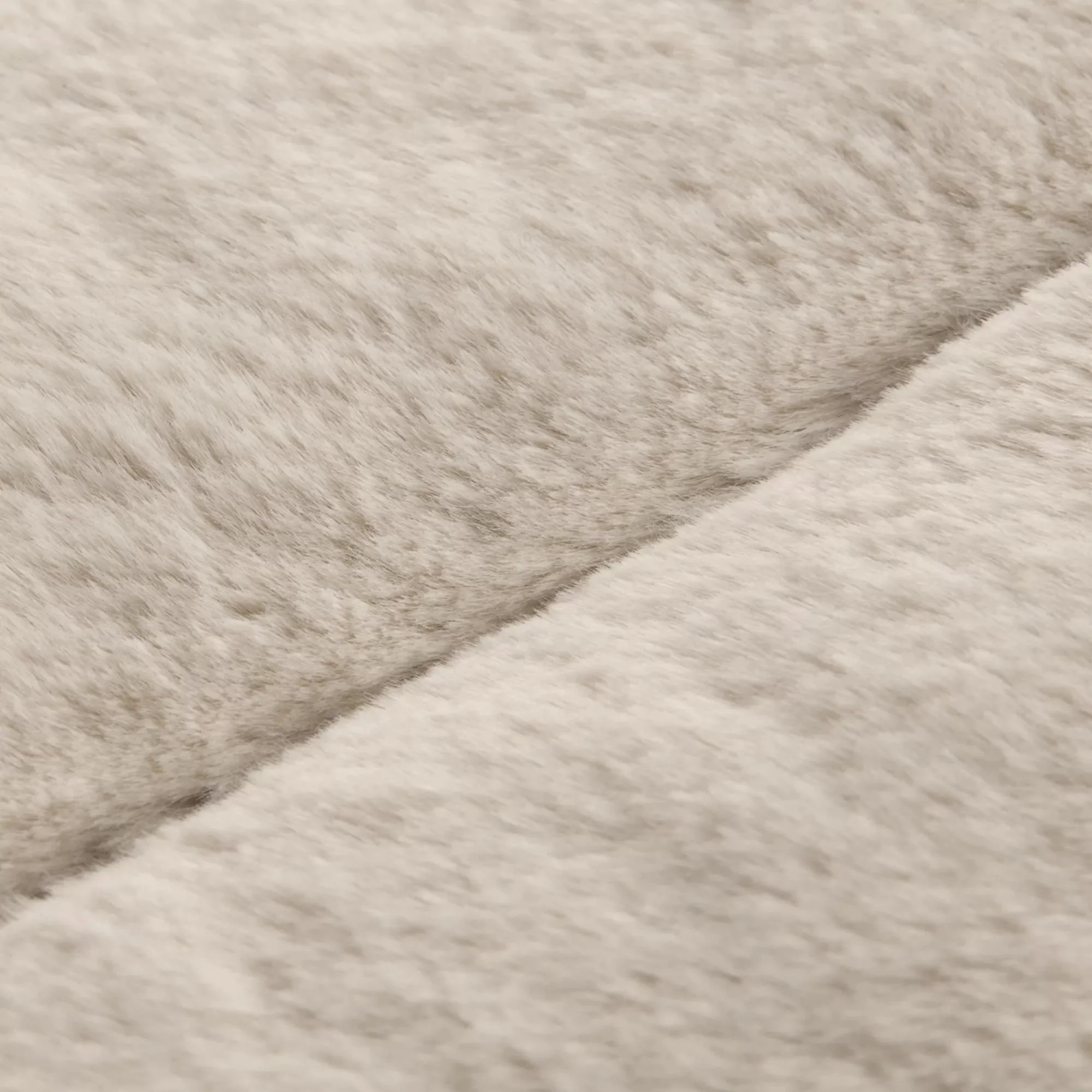 Oatmeal Cougar Faux Fur Throw - Image 3