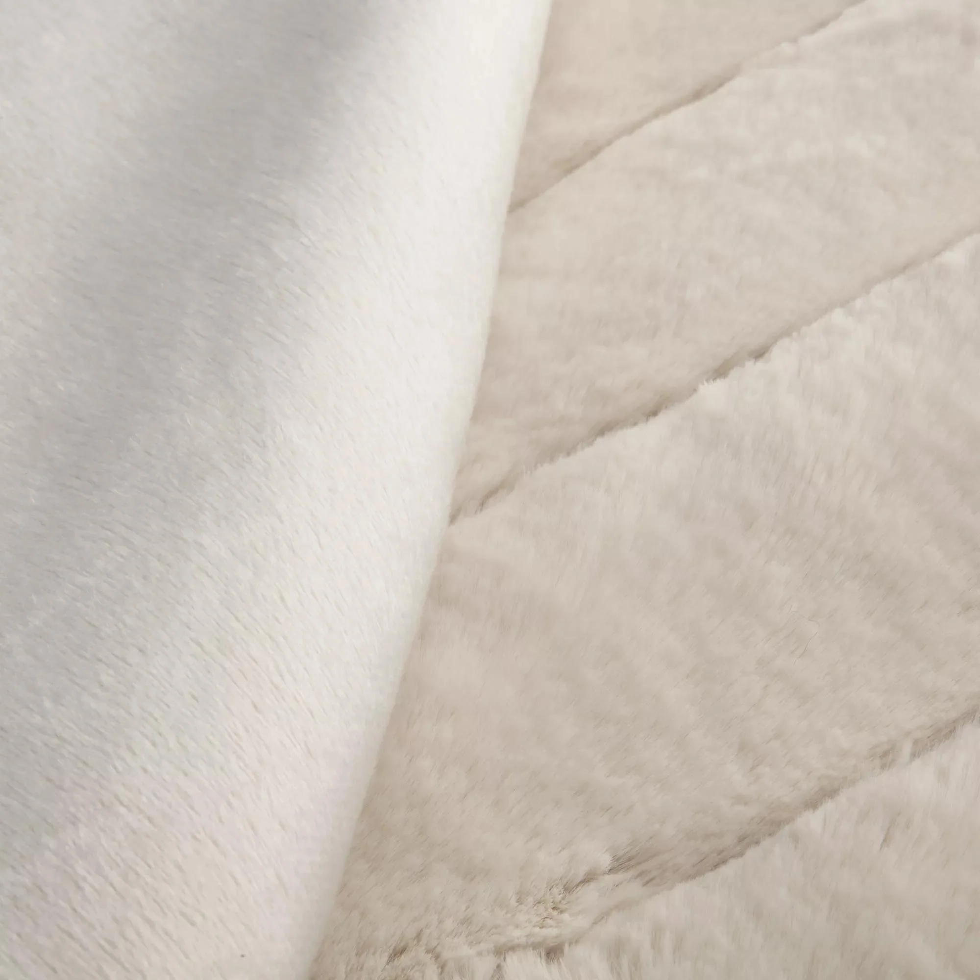 Oatmeal Cougar Faux Fur Throw - Image 4