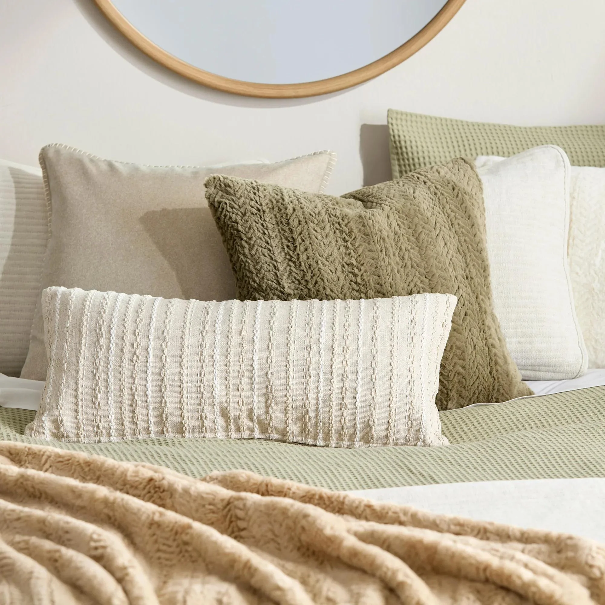 Off White Ellyn Faux Fur Throw - Image 3