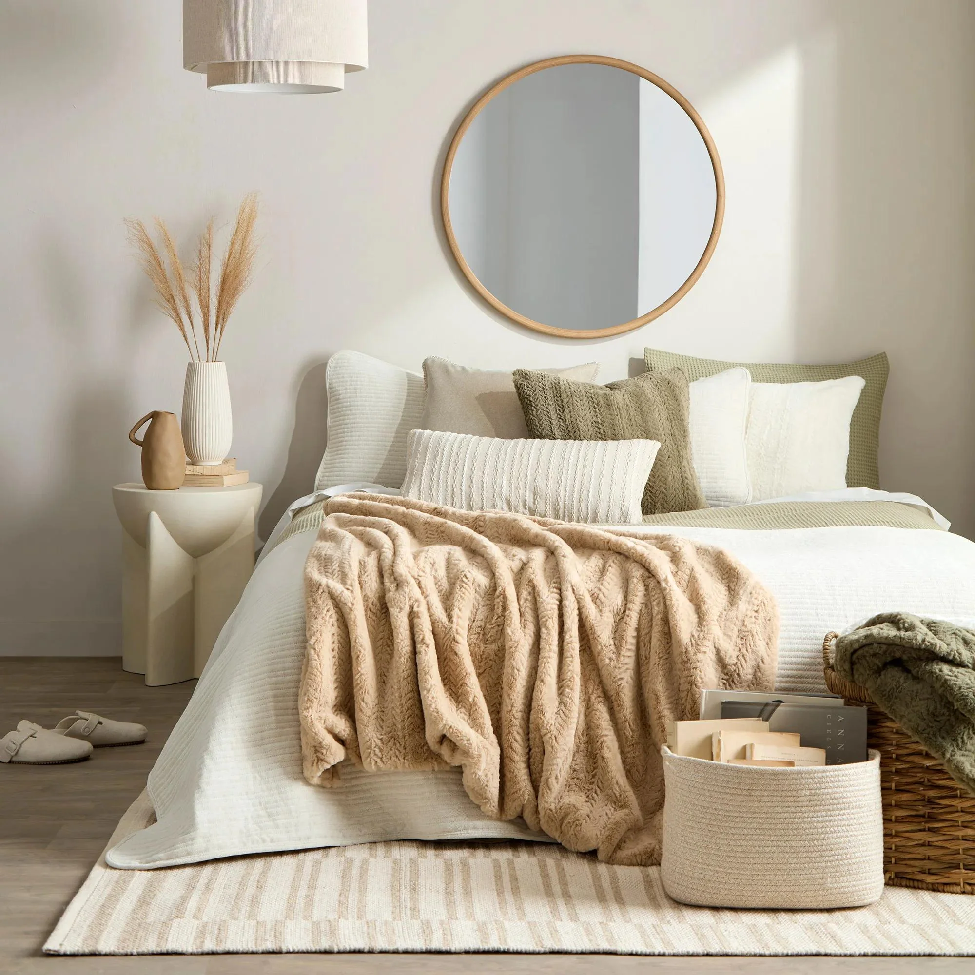 Off White Ellyn Faux Fur Throw - Image 4