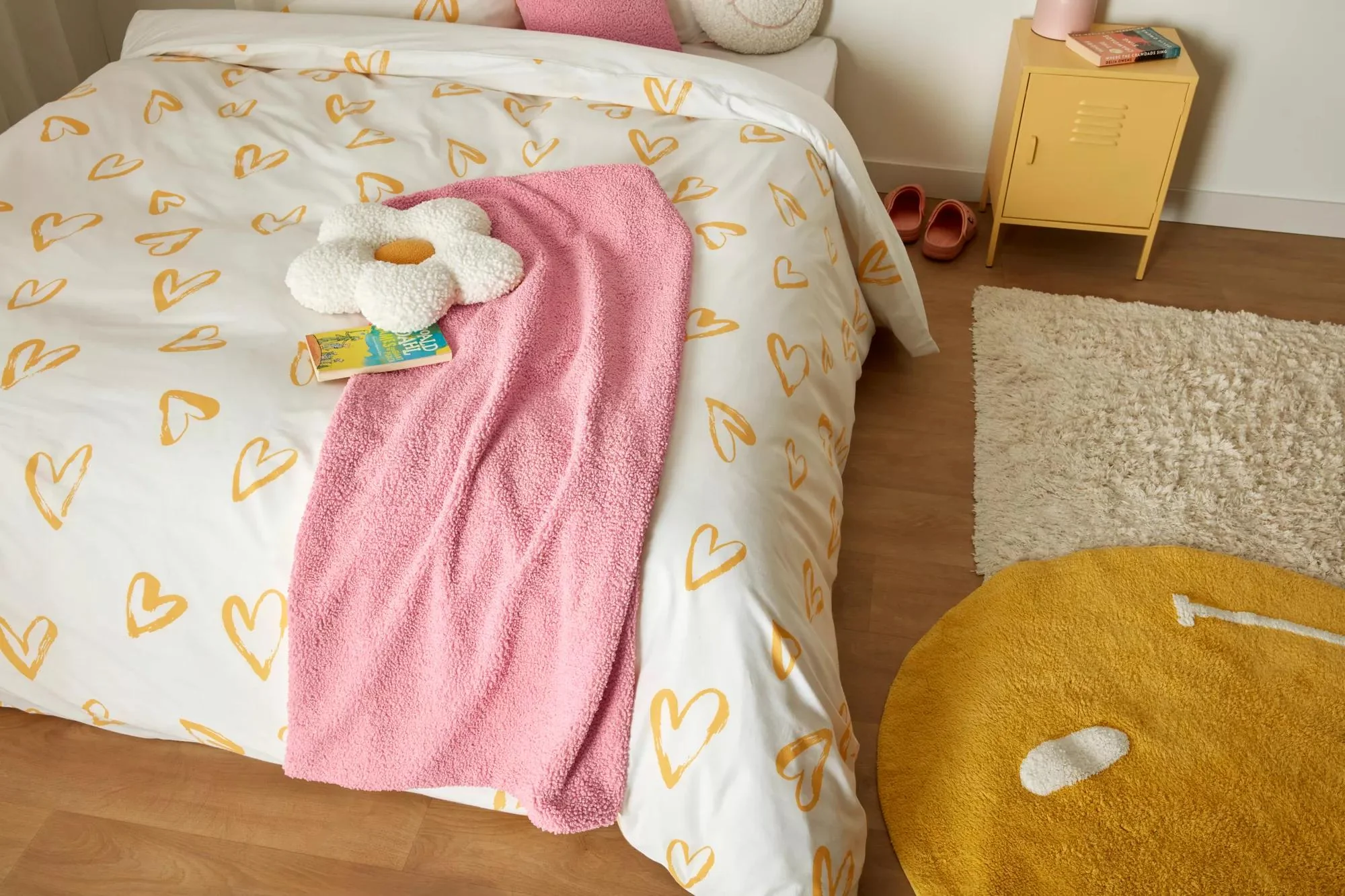 White Kyra Plush Throw - Image 3