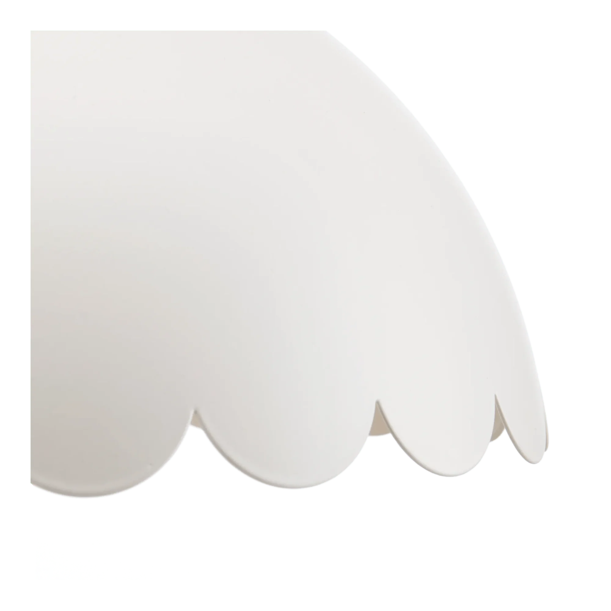 White Metal Scalloped Edge Table Lamp - Image 3